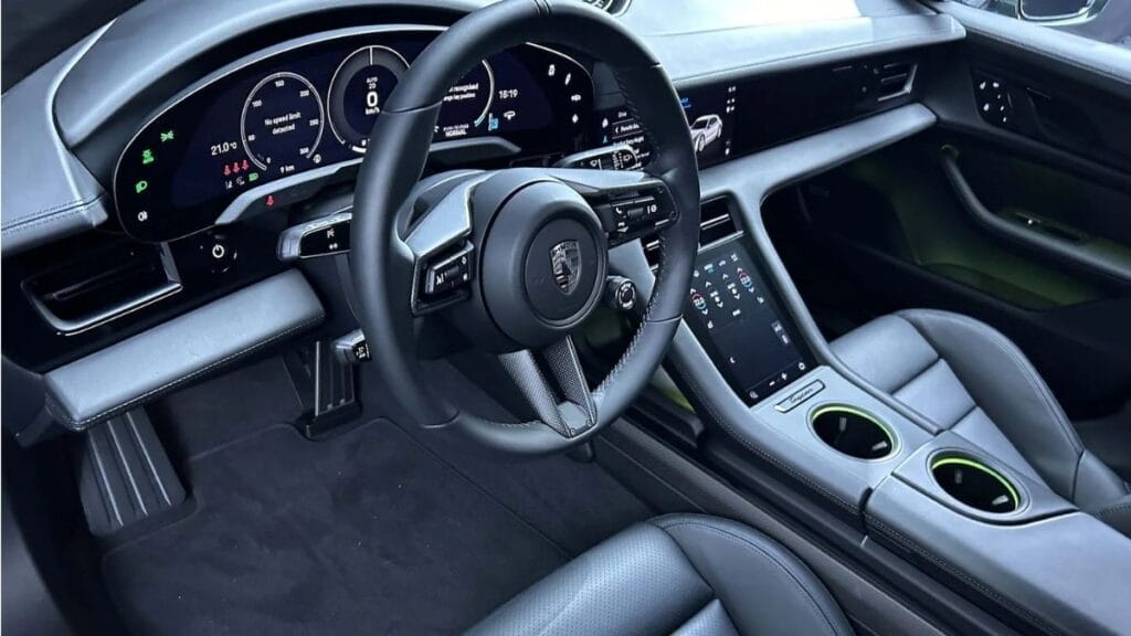 Porsche Taycan Facelift: लग्जरी से भरपूर इंटीरियर